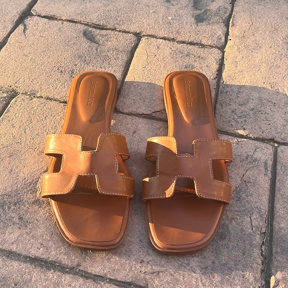 “h” flat sandals